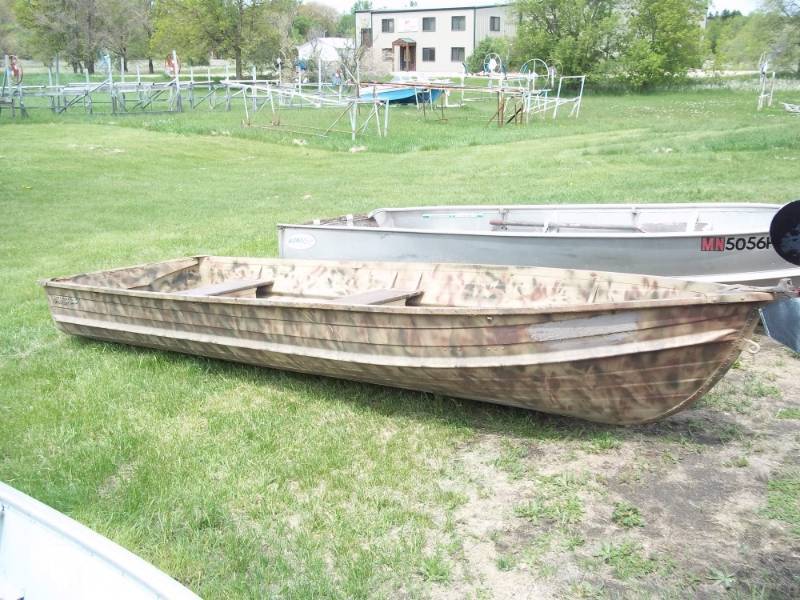lot 2 image: 14 Duck Boat