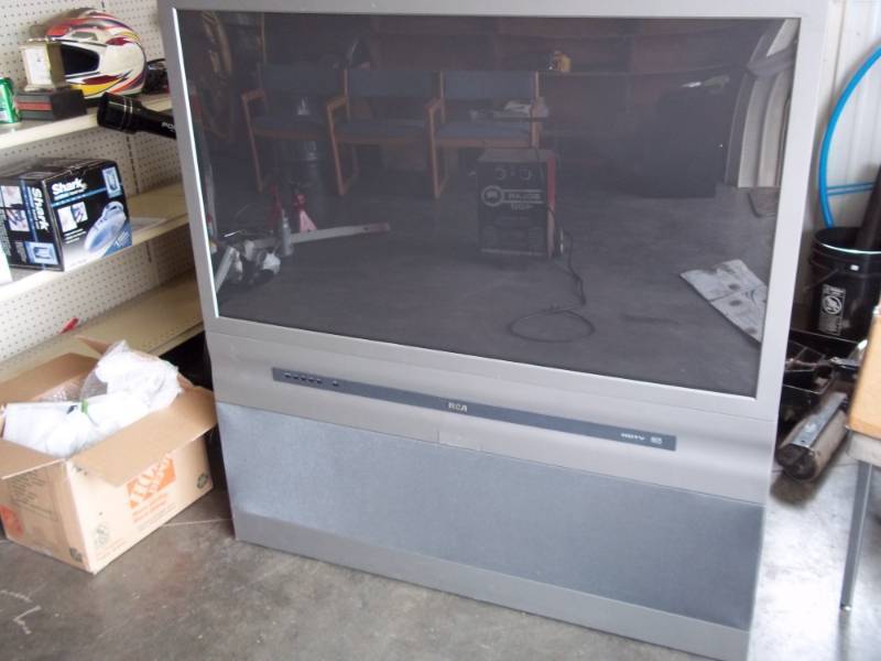 lot 9 image: 52 RCA Rear projection TV with 2 remotes Model HD52W56, consignor states works