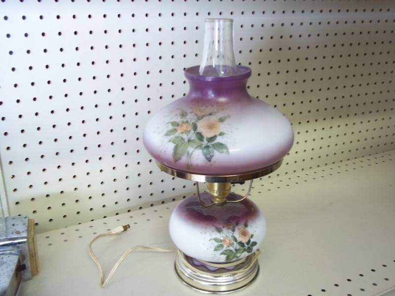 lot 11 image: Vintage Lamp