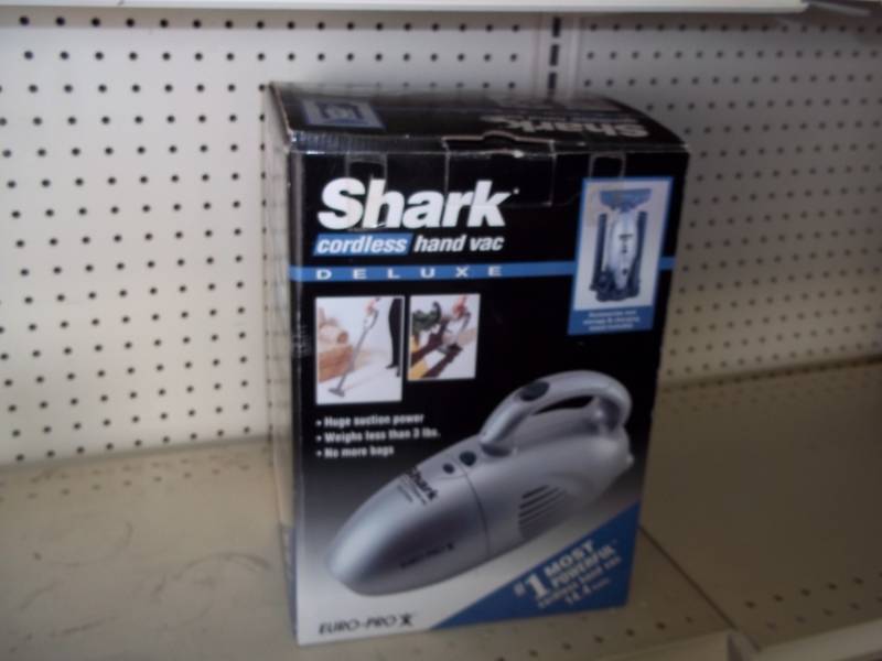 lot 16 image: Shark hand vac