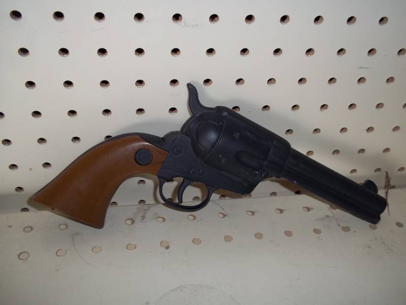 lot 18 image: BB Gun Pistol