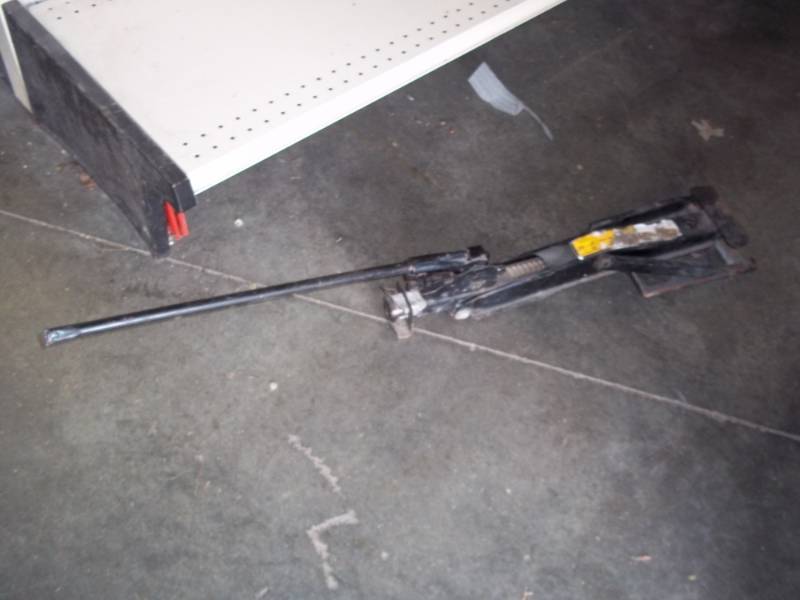 lot 20 image: Car Jack