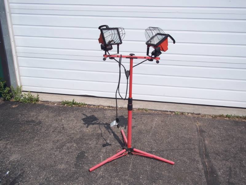 lot 29 image: Halogen work light with stand
