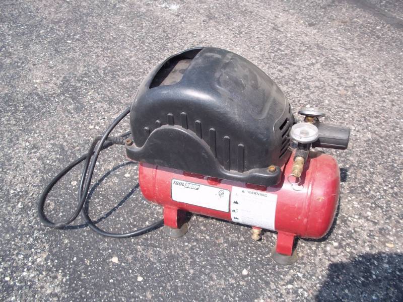 lot 35 image: One Gallon Air Compressor, tested and works