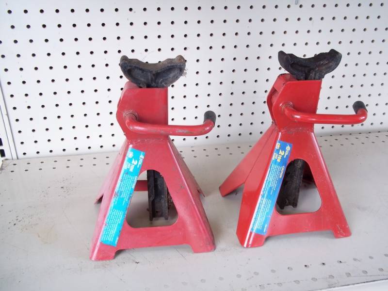 lot 37 image: Pair of jack stands