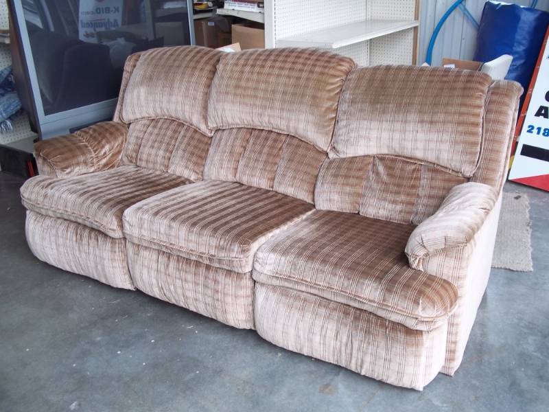 lot 44 image: Couch with Recliner on both ends, good condition