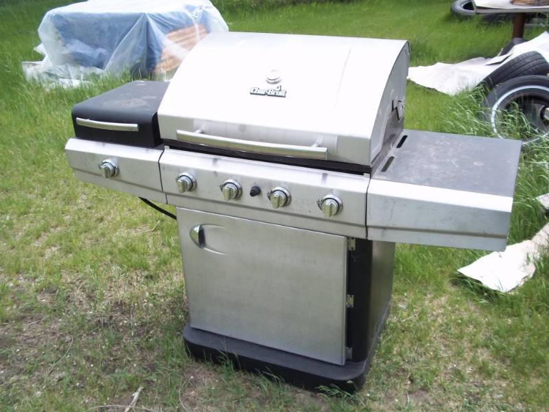 lot 49 image: Char-Broil Grill with side burner. needs burners