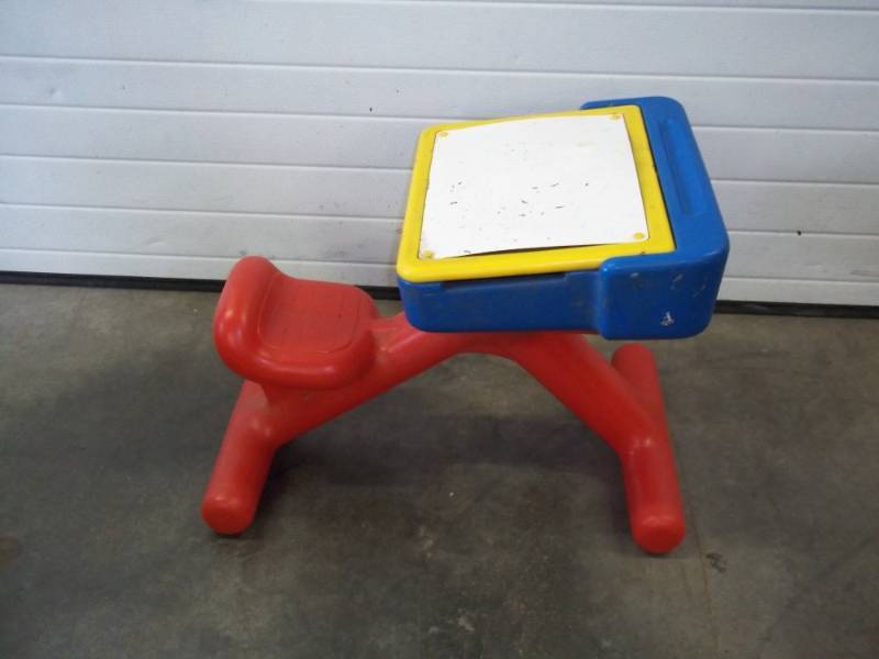 lot 52 image: Childs writhing  art desk