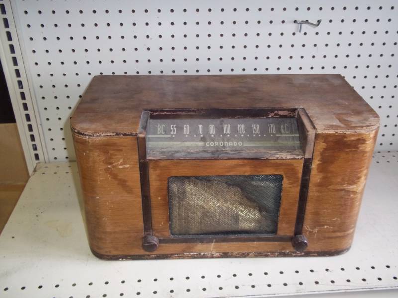 lot 57 image: Vintage Cornado Radio