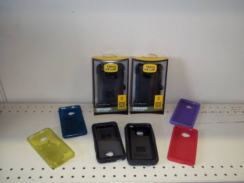 lot 77 image: Phone cases