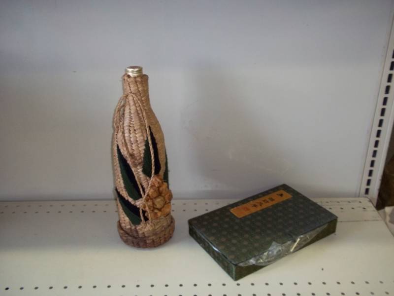 lot 78 image: Decor