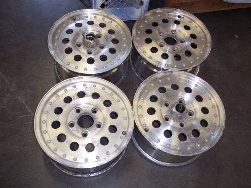 lot 88 image: 4 alum hubs 15 fits S-10 4 x 4 mid 90s