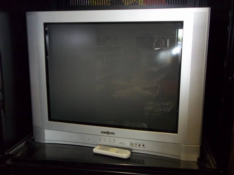 lot 99 image: 27 TV with remote