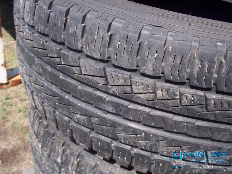 Set of 4 Pirelli Tires 24550R20