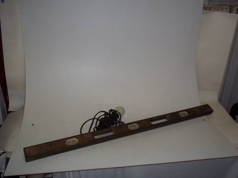 lot 139 image: 12v trouble light and 4 wood level