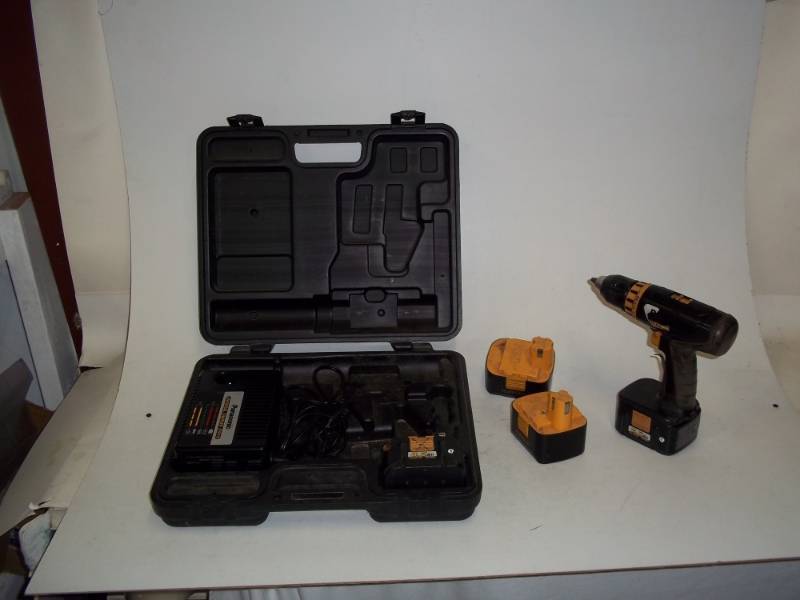 lot 141 image: 15.6 Panasonic cordless drill with case, charger and extra batteries. Tested and works