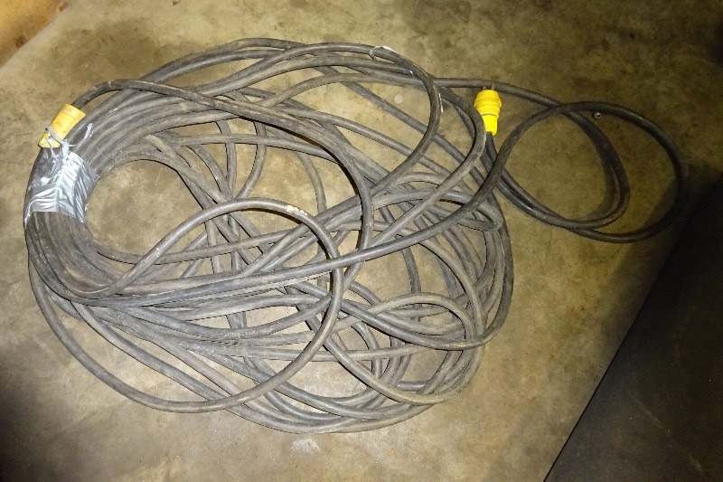 lot 25 image: 110 feet heavy gauge cord