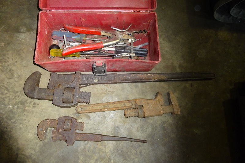 lot 26 image: Plumbers package pipe wrenches