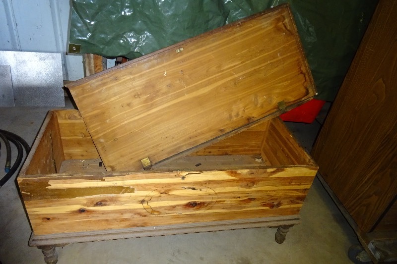 lot 27 image: Lane cedar chest