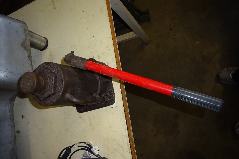 lot 30 image: Bottle jack