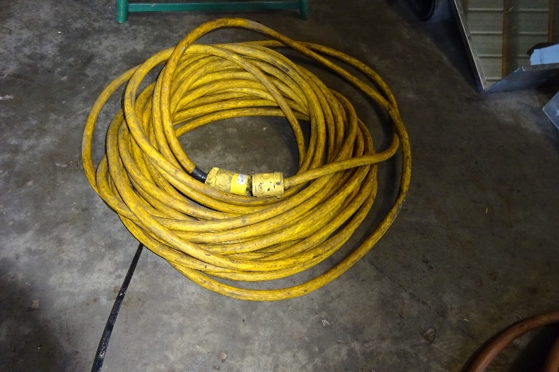 lot 39 image: Heavy duty extension cord