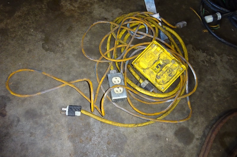 lot 40 image: 2 extension cords