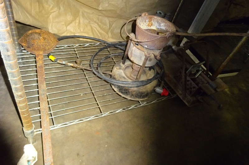 lot 59 image: Propane old melting pot