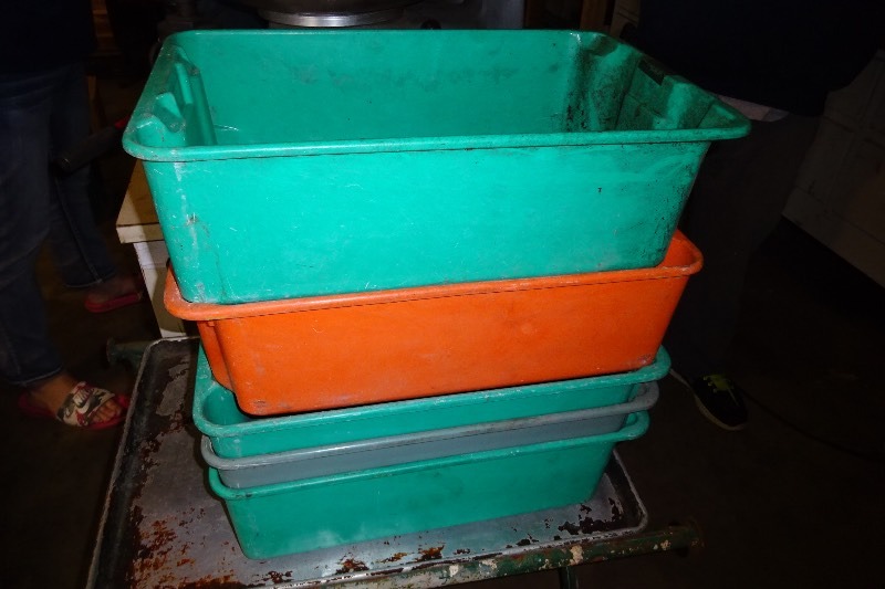 lot 74 image: 5 stackable containers