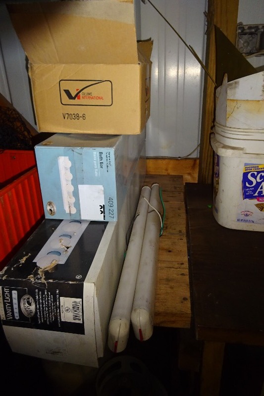 lot 80 image: 2 vanity lights, 1 ceiling light, 2 bar lights