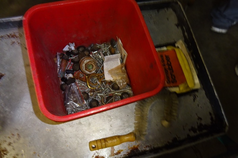 lot 97 image: Bucket of self tapping screws