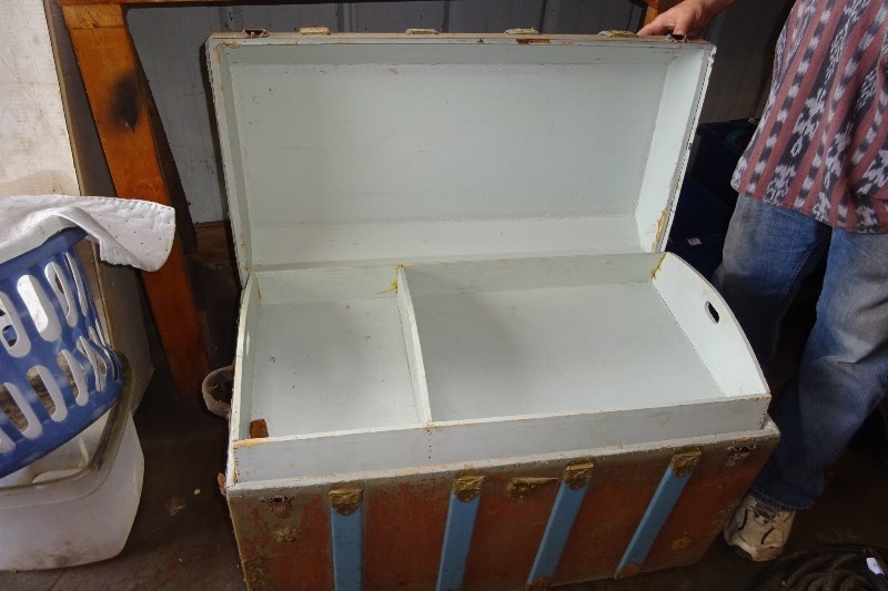 lot 171 image: Vintage Steamer trunk
