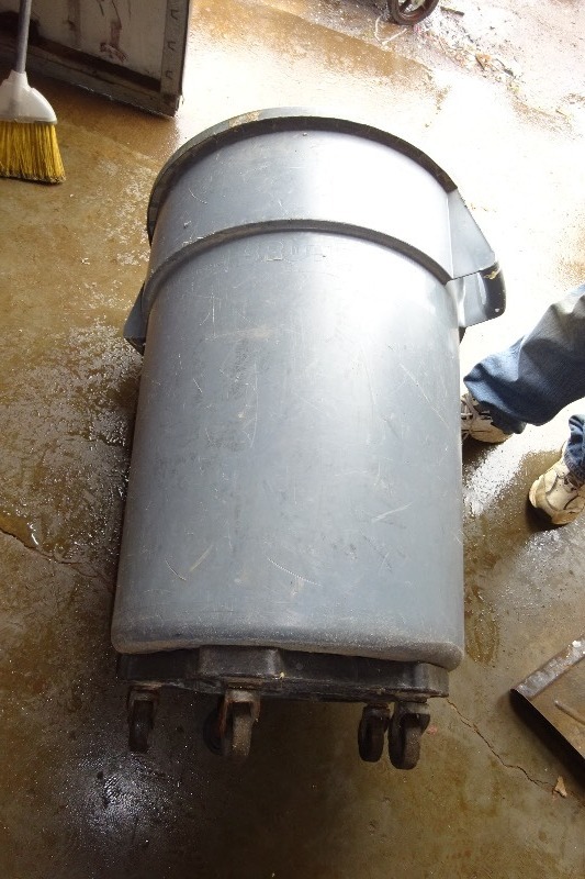 lot 185 image: Rubbermaid trash can on wheels
