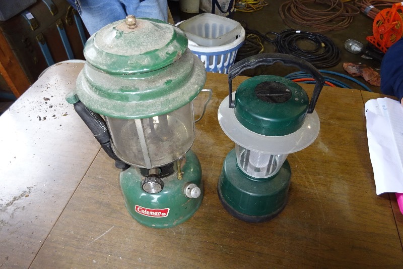 lot 190 image: 2 Coleman lanterns