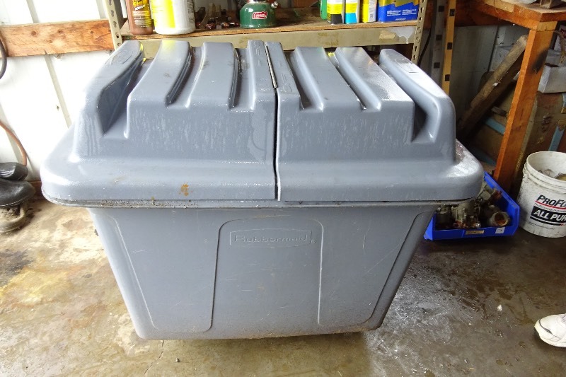 lot 196 image: Rubbermaid trash can with cover