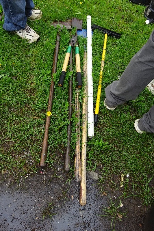 lot 205 image: Ice scrappers brush trimmer, squeegee
