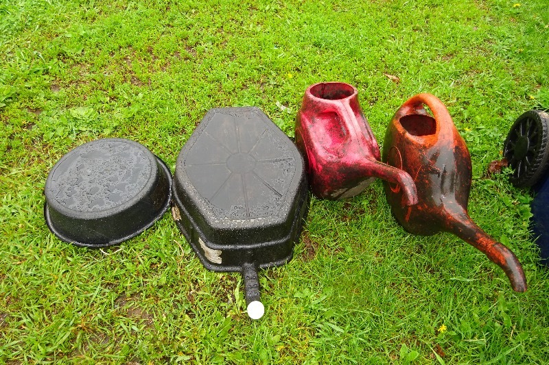 lot 206 image: 2 water cans, 2 oil pans