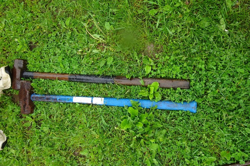 lot 207 image: 2 sledge hammers