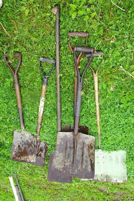 lot 210 image: 6 shovels