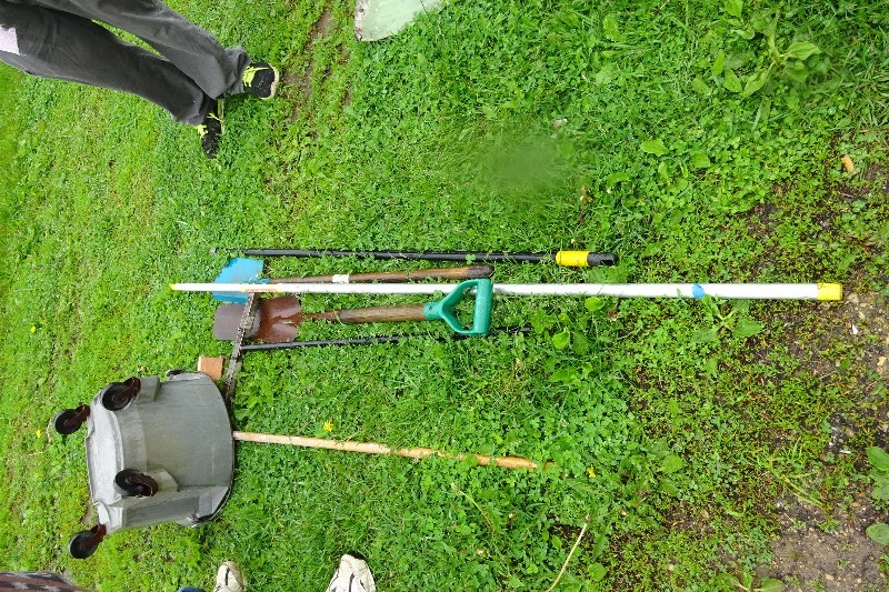 lot 211 image: 2 shovels, mop bucket, magnet, extended paint sticks