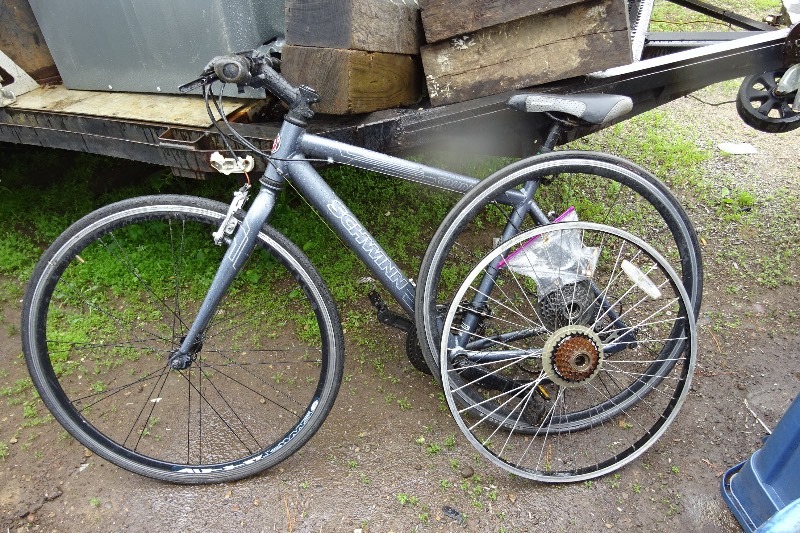 lot 212 image: Schwinn aluminum frame touring bike