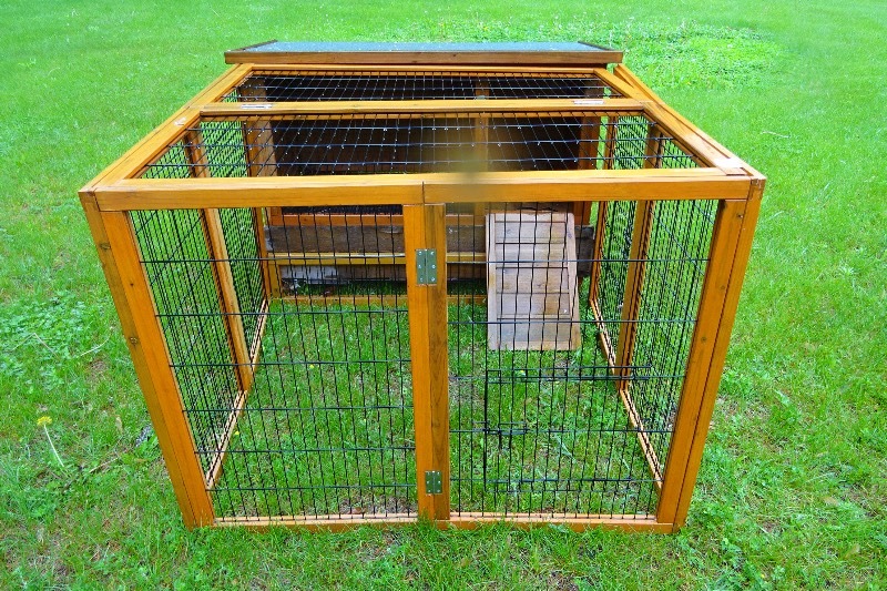 lot 213 image: Bunny hutch