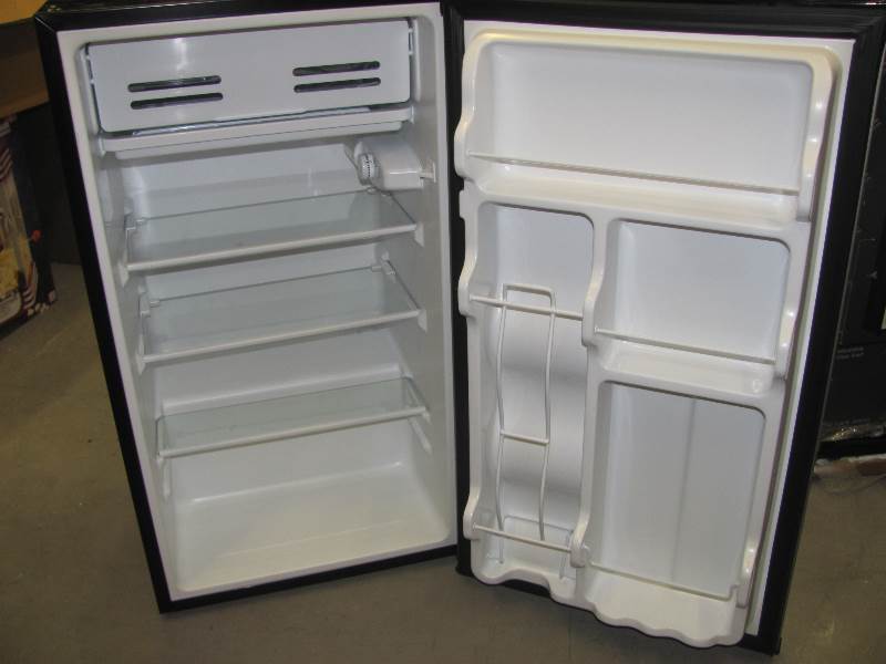 lot 29 image: Refrigerators