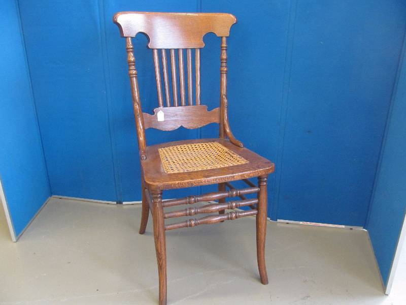 lot 2 image: Antique Chair