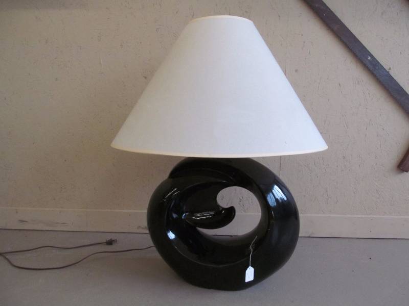 lot 10 image: Lamp