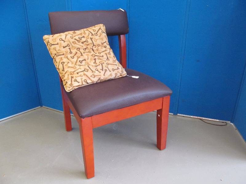 lot 11 image: Chair with storage