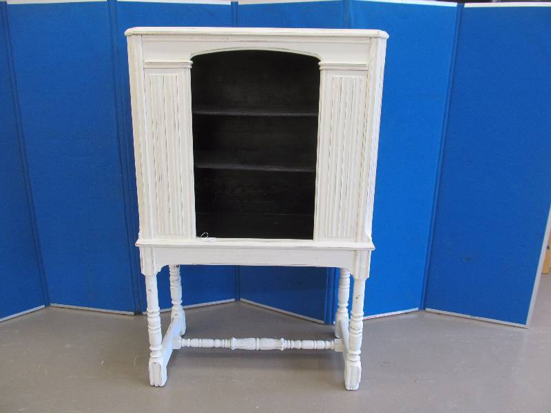 lot 17 image: Antique cabinet