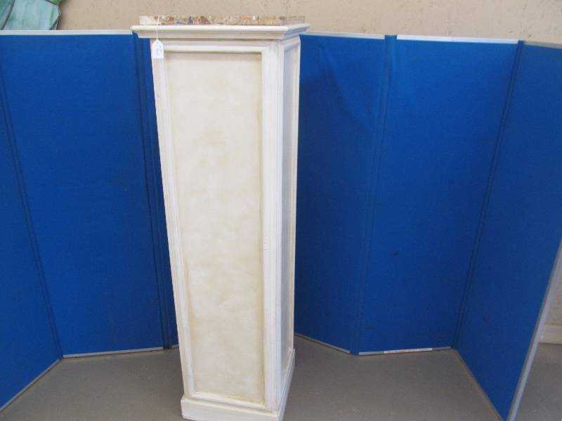 lot 19 image: Pillar