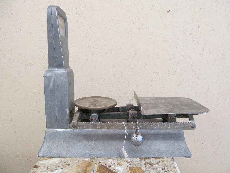 lot 25 image: Vintage scale
