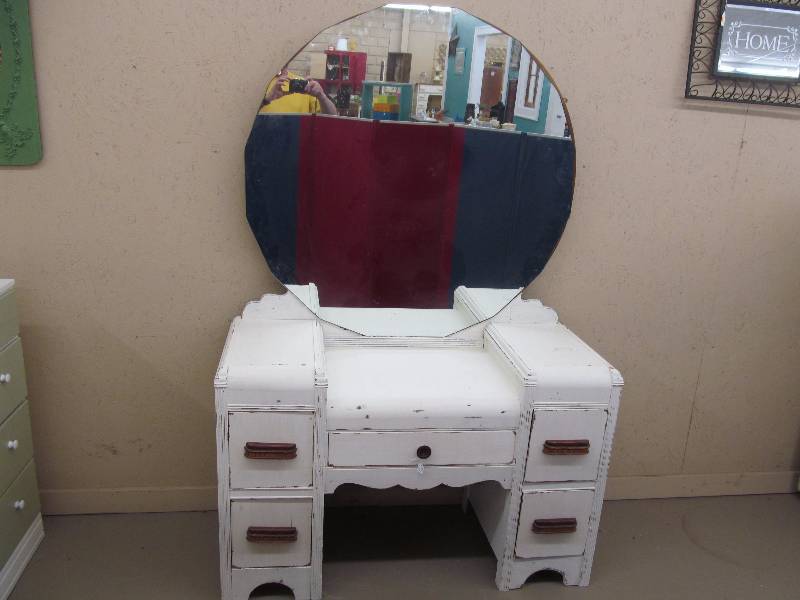 lot 26 image: Vintage Dresser