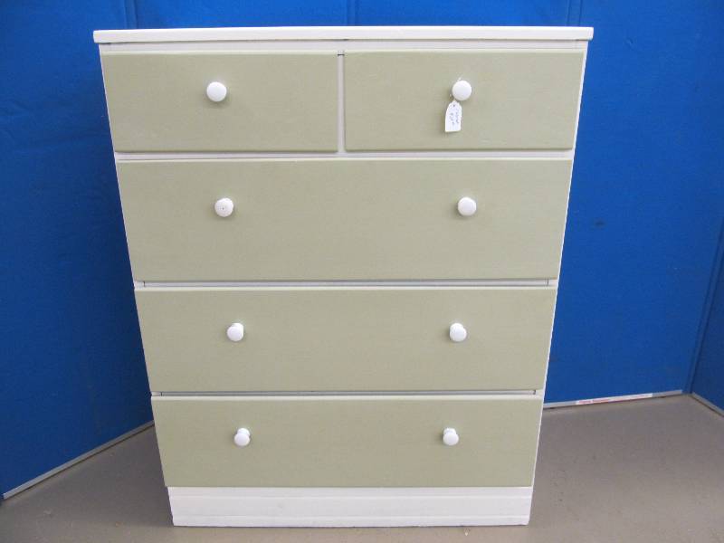lot 27 image: Dresser